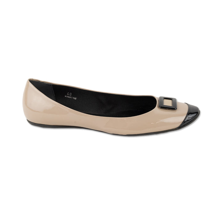 Roger Vivier Beige Patent Leather Round Toe Flats with Small Buckle